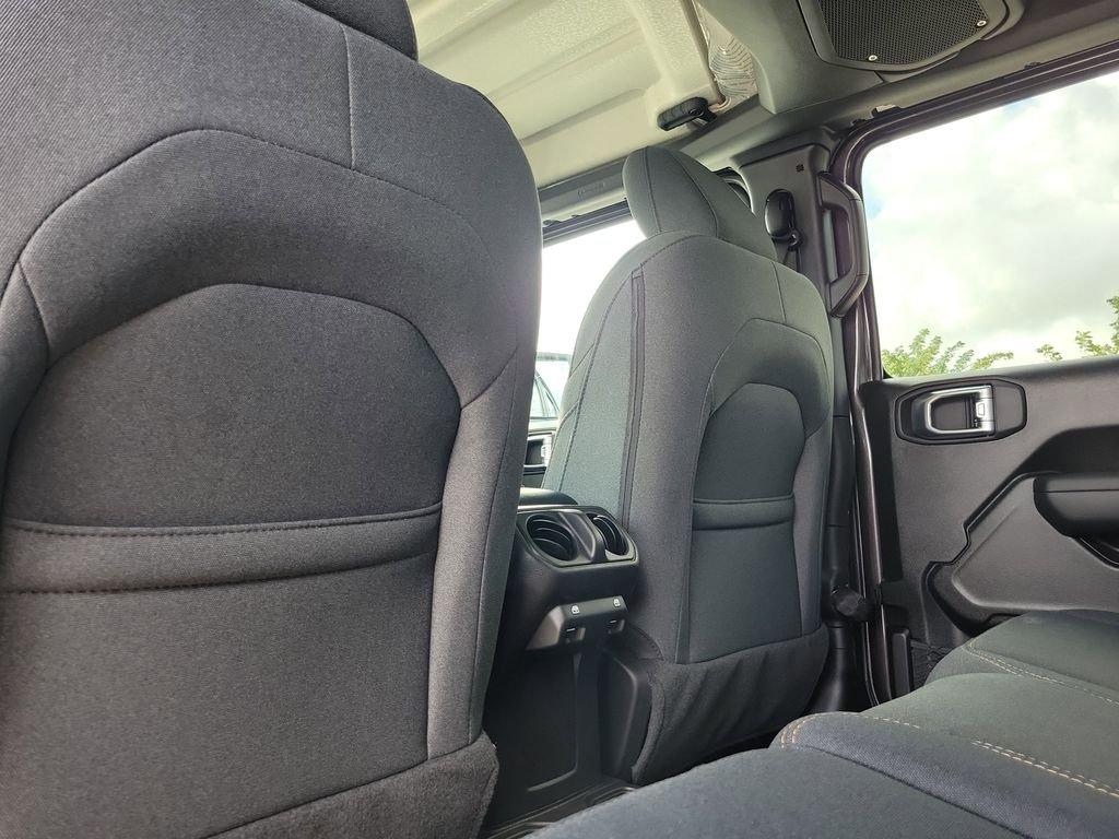 Jeep Wrangler 4-Door Sport S - Thumbnail 13