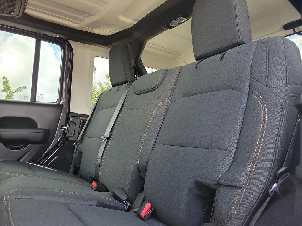 Jeep Wrangler 4-Door Sport S - Thumbnail 11