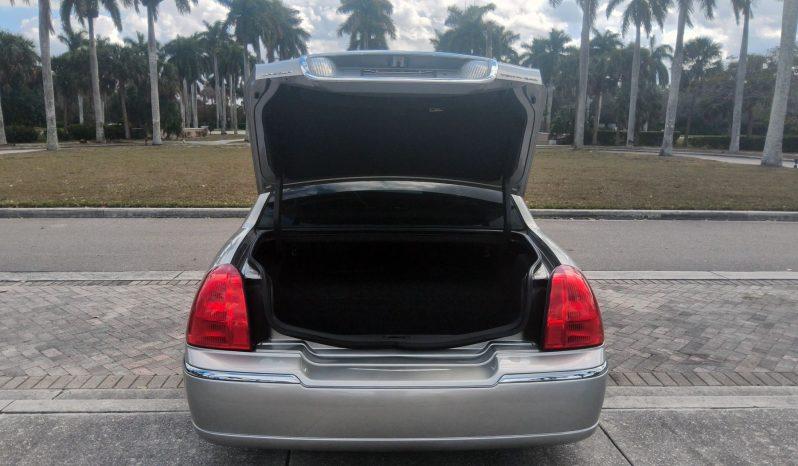 Lincoln Town Car - Thumbnail 13