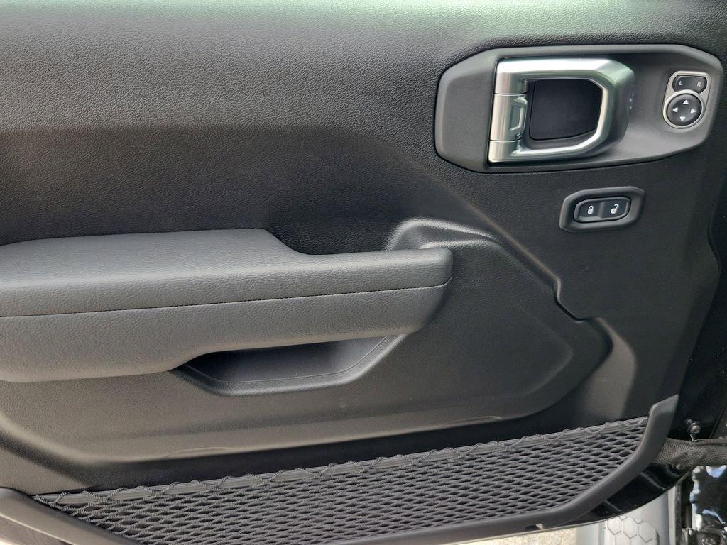 Jeep Wrangler 4-Door Sport S - Thumbnail 17