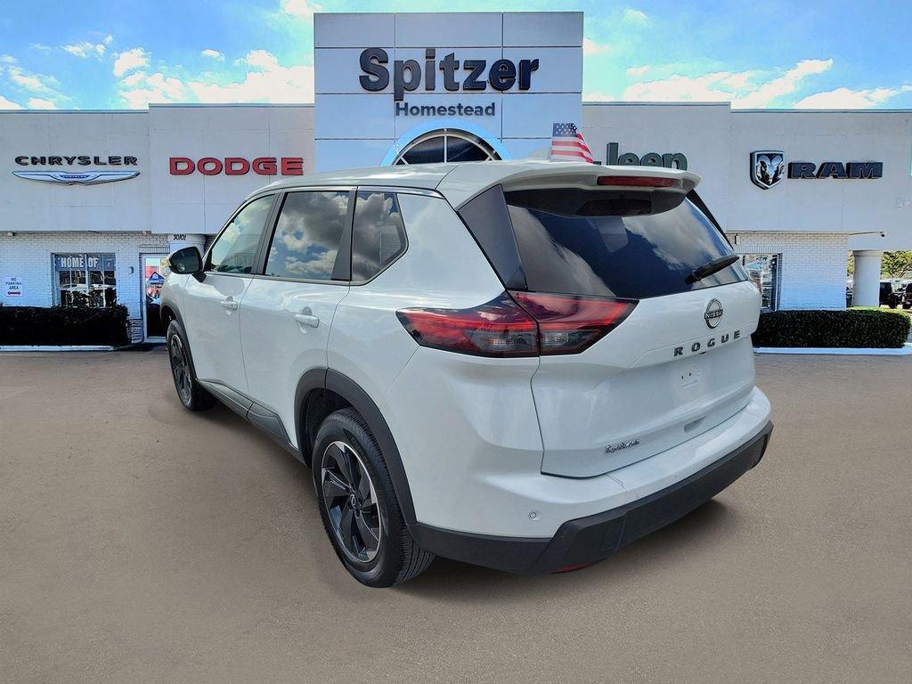 Nissan Rogue Sv Awd - Thumbnail 4