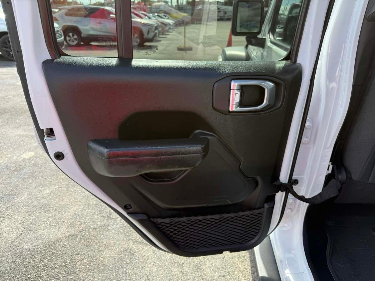 Jeep Wrangler Willys 4 Door 4X4 - Thumbnail 19