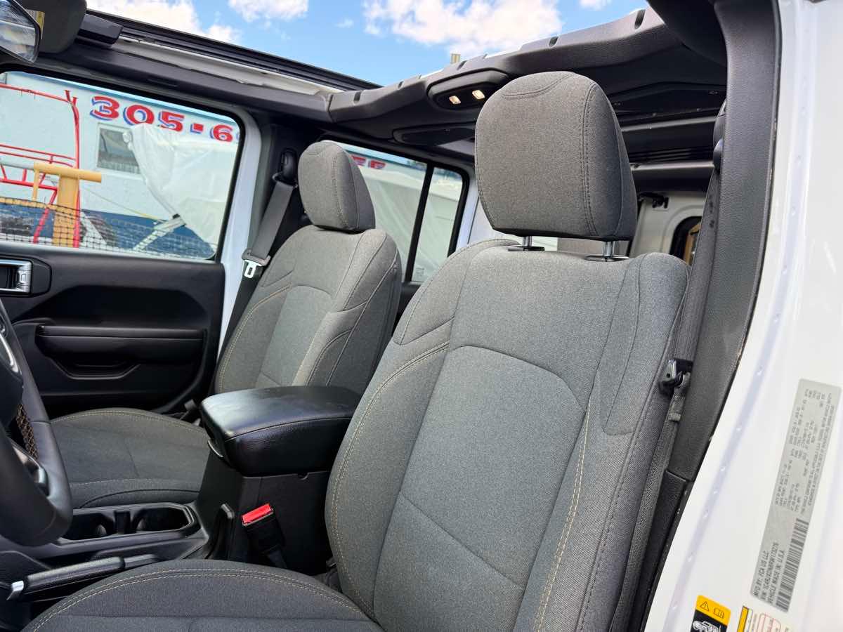 Jeep Wrangler Willys 4 Door 4X4 - Thumbnail 14