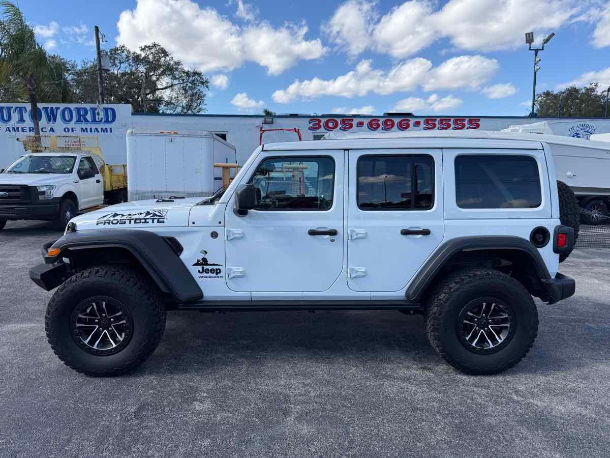 Jeep Wrangler Willys 4 Door 4X4 - Thumbnail 7