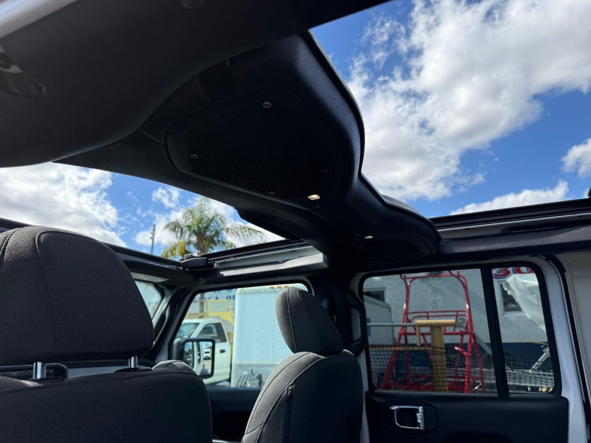 Jeep Wrangler Willys 4 Door 4X4 - Thumbnail 18