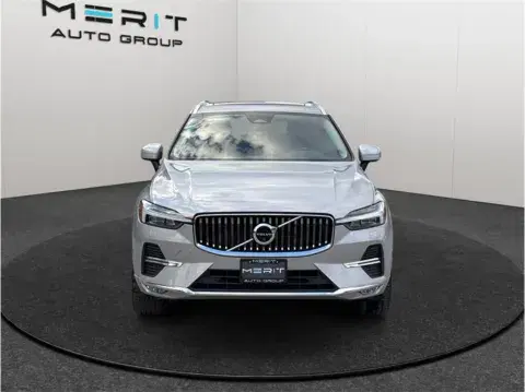 Volvo Xc60 B5 Plus Bright Theme Sport Utility 4D - Thumbnail 3