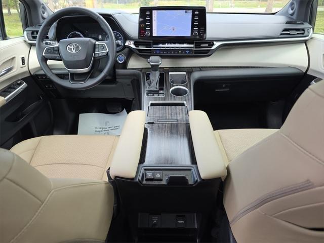 Toyota Sienna Limited With Navigation - Thumbnail 6