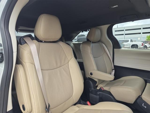 Toyota Sienna Limited With Navigation - Thumbnail 19
