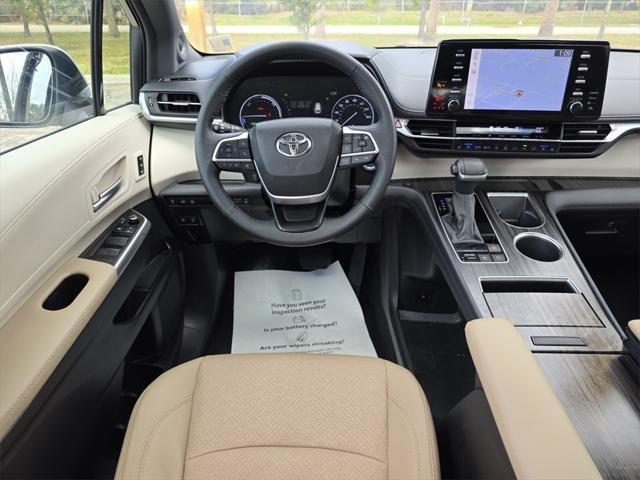 Toyota Sienna Limited With Navigation - Thumbnail 8