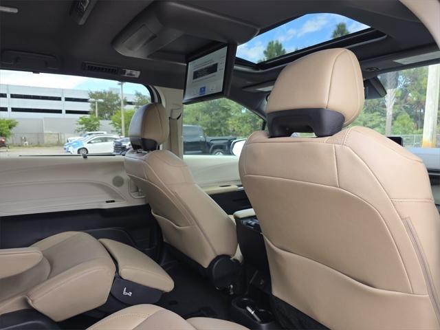 Toyota Sienna Limited With Navigation - Thumbnail 17