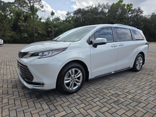 Toyota Sienna Limited With Navigation - Thumbnail 4