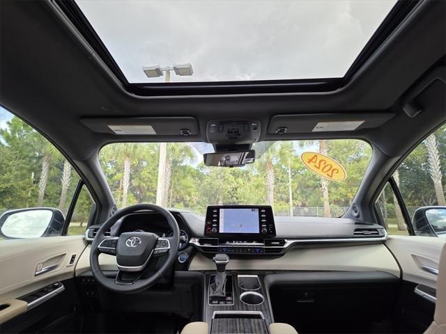 Toyota Sienna Limited With Navigation - Thumbnail 5