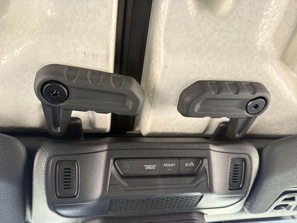 Jeep Gladiator Sahara 4X4 - Thumbnail 17