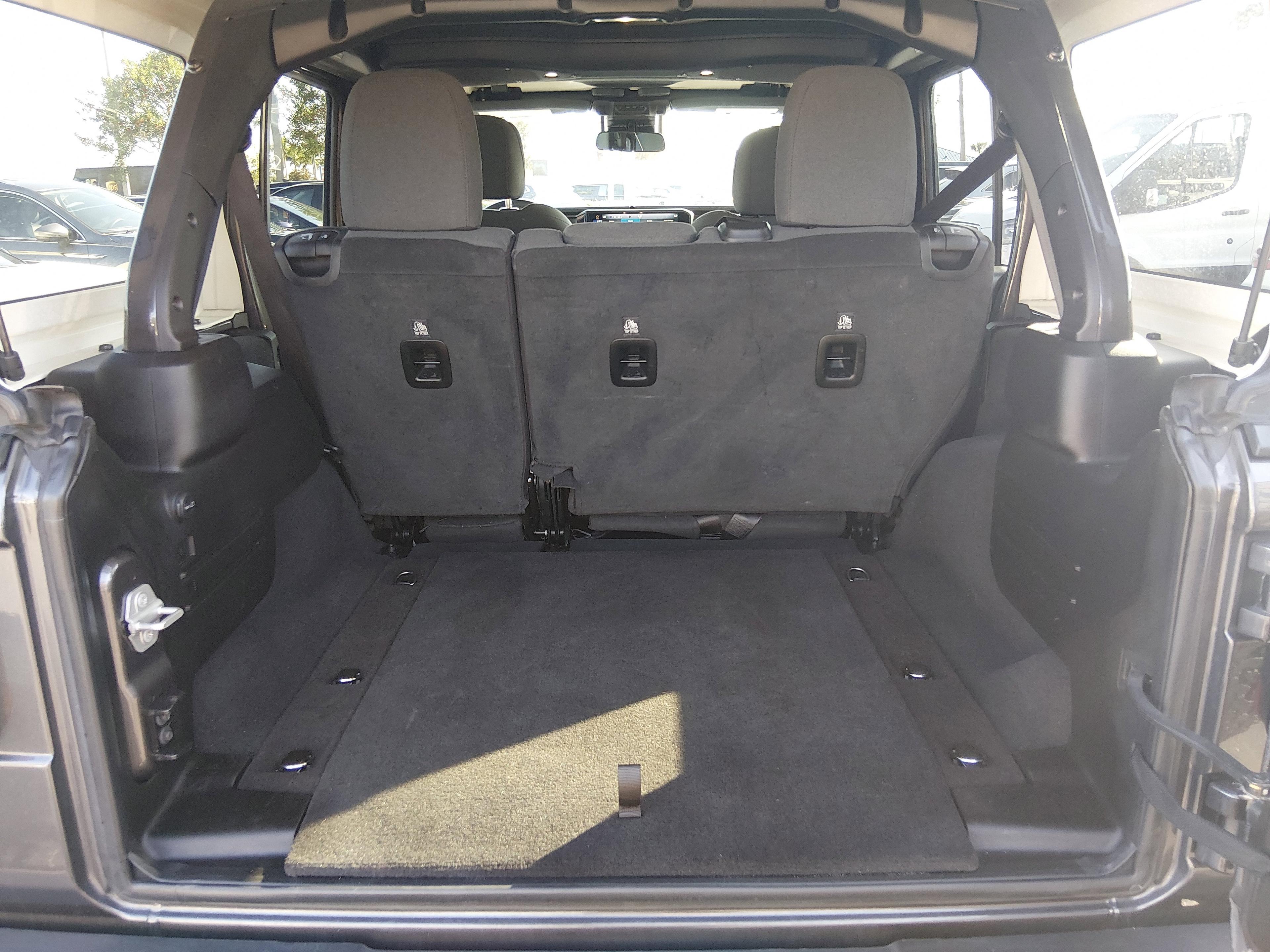 Jeep Wrangler Rubicon 4 Door 4X4 - Thumbnail 11