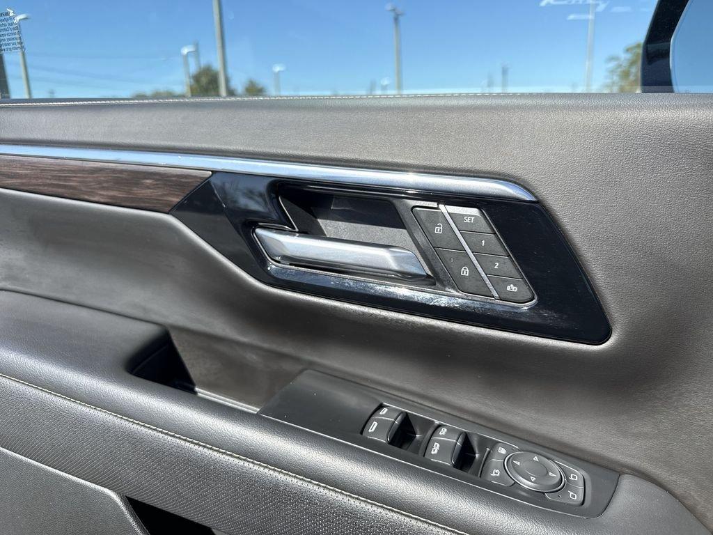 Chevrolet Suburban Premier - Thumbnail 14