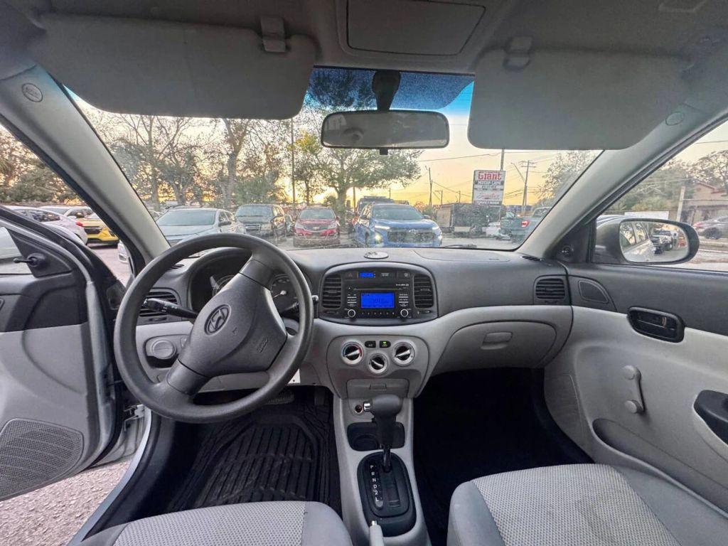 Hyundai Accent - Thumbnail 2