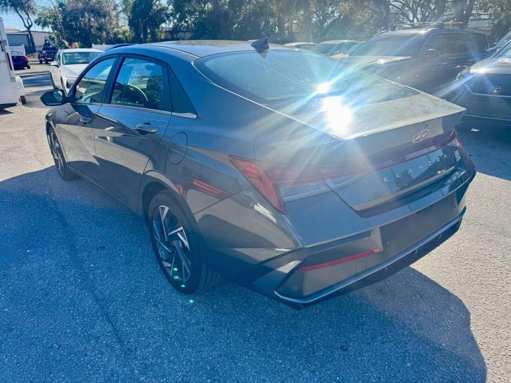 Hyundai Elantra Hybrid - Thumbnail 11