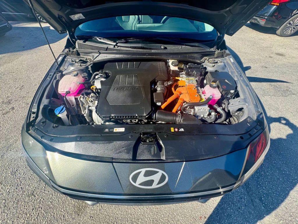 Hyundai Elantra Hybrid - Thumbnail 2