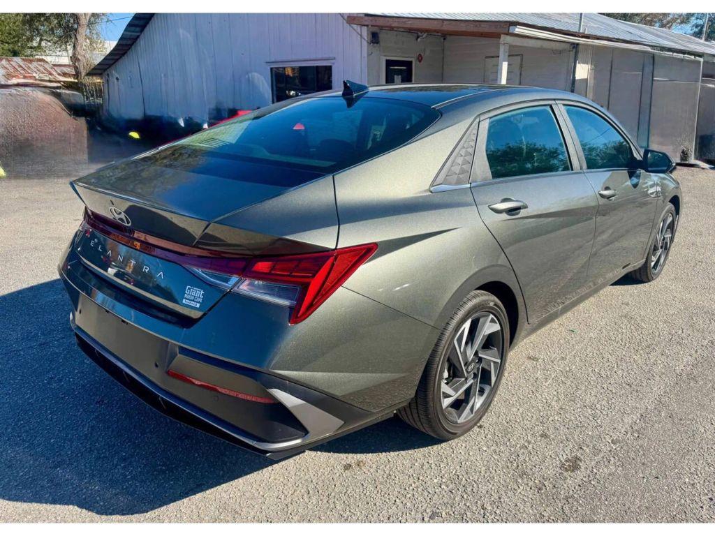 Hyundai Elantra Hybrid - Thumbnail 10