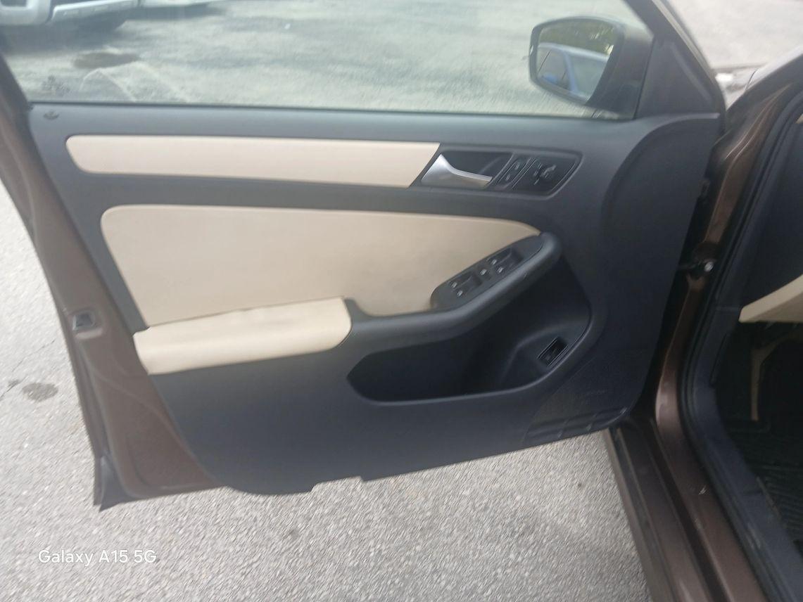 Volkswagen Jetta - Thumbnail 10