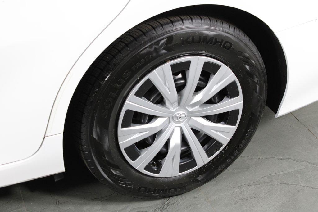 Toyota Camry L - Thumbnail 12