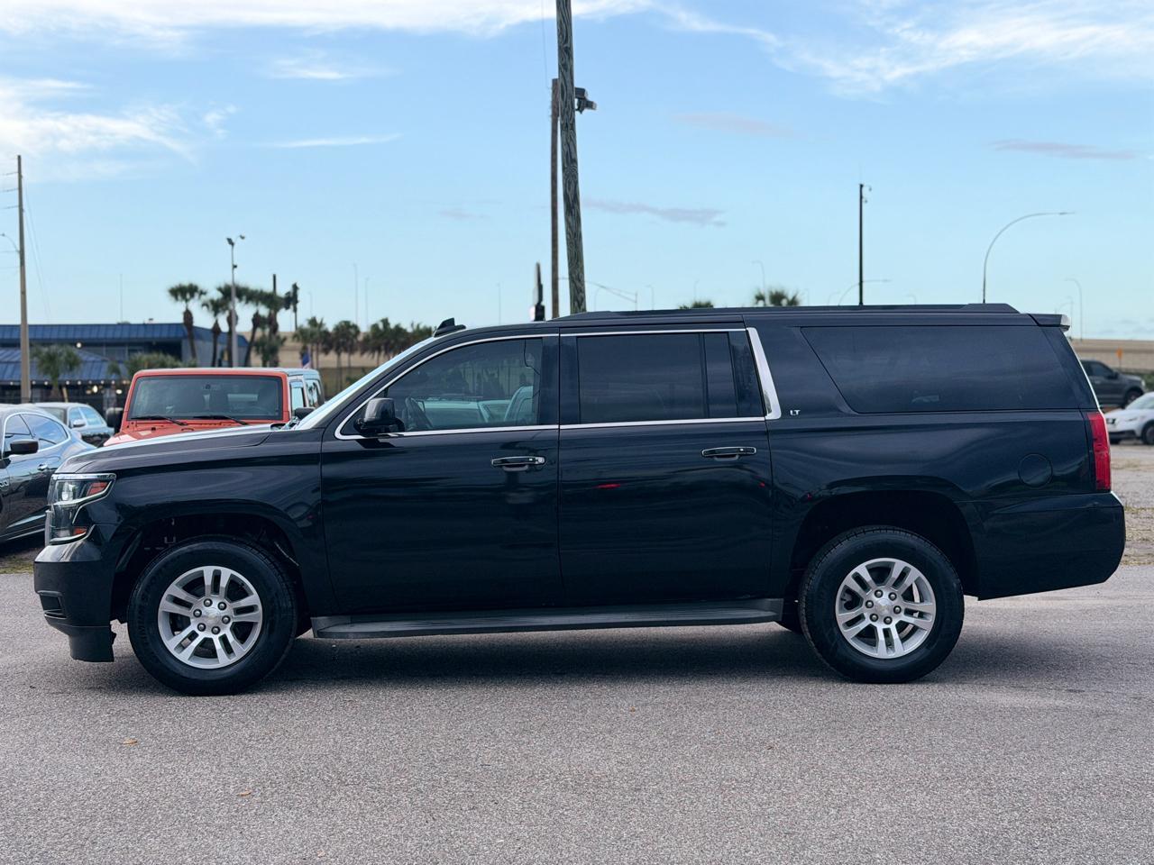 Chevrolet Suburbanlt 2Wd - Thumbnail 3