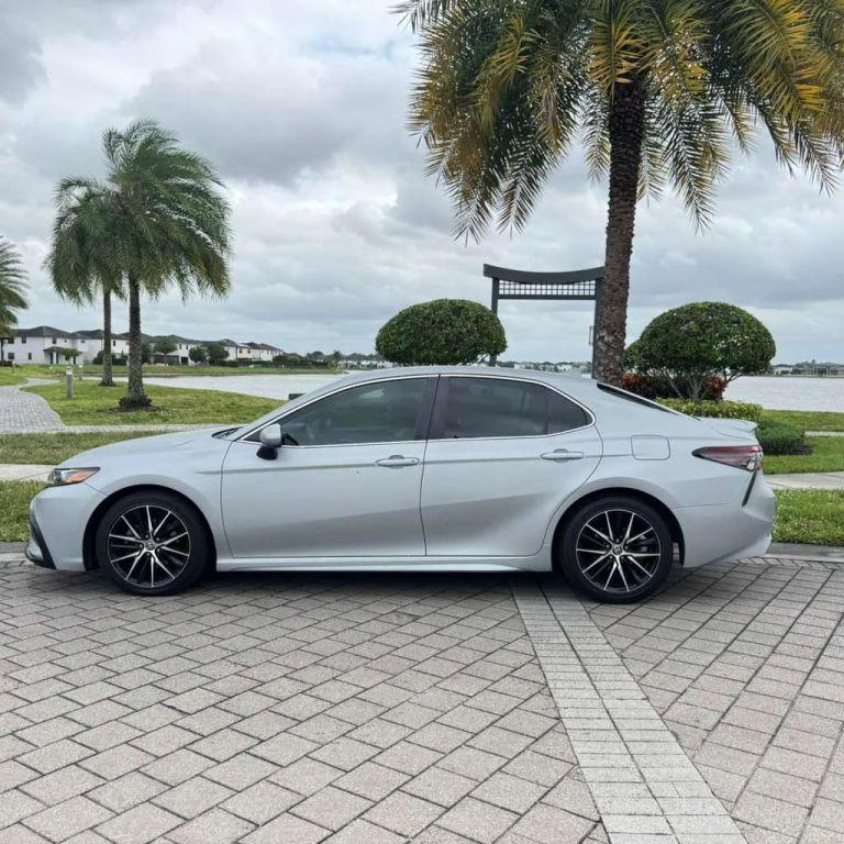 Toyota Camry - Thumbnail 4