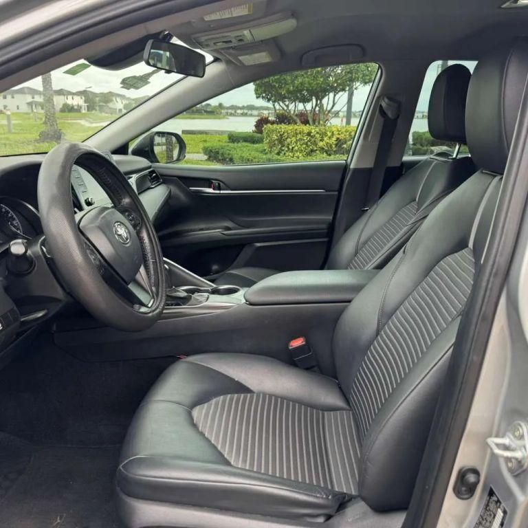 Toyota Camry - Thumbnail 10