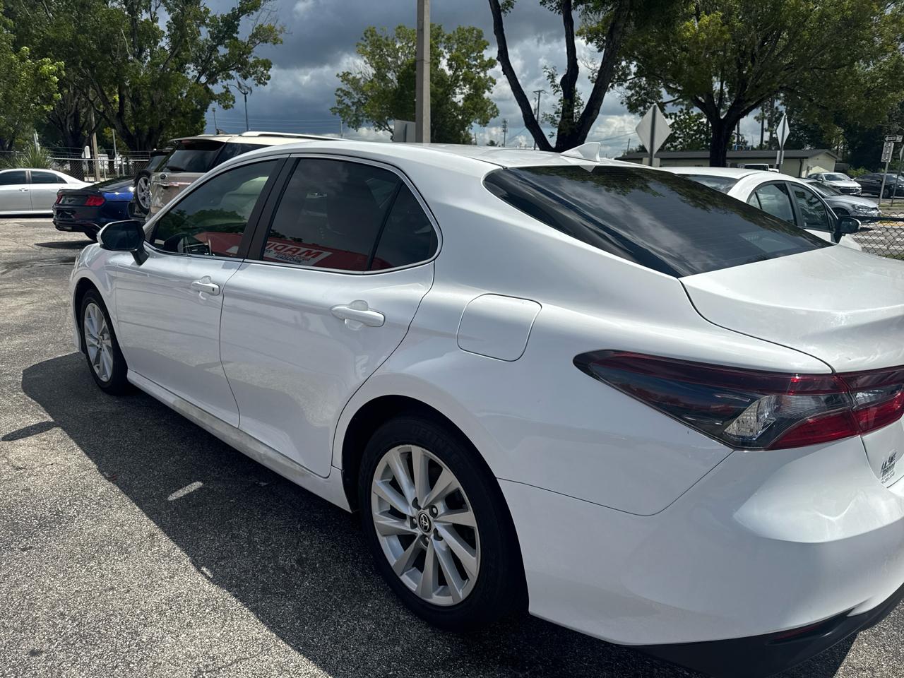 Toyota Camry Le - Thumbnail 4