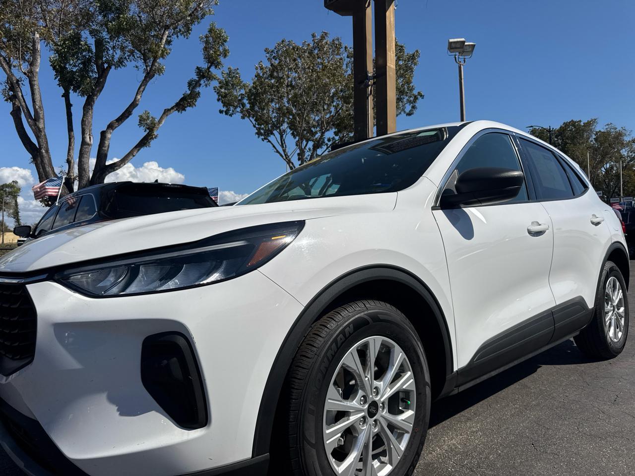 Ford Escape Active - Thumbnail 3