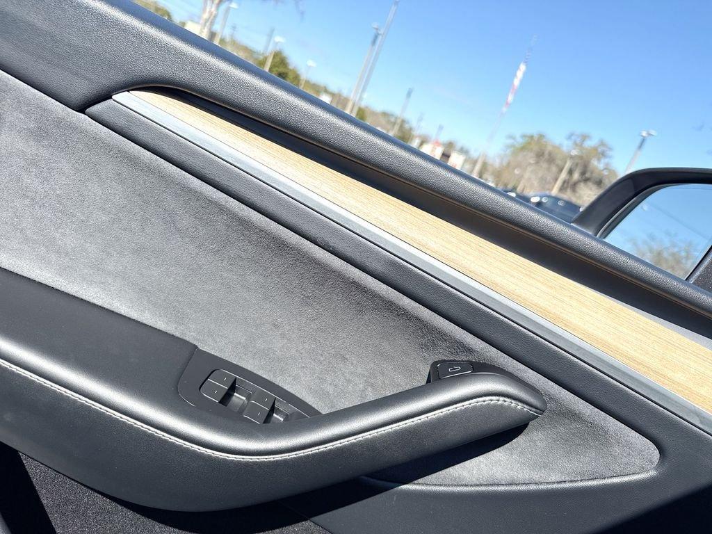 Tesla Model Y Long Range - Thumbnail 13