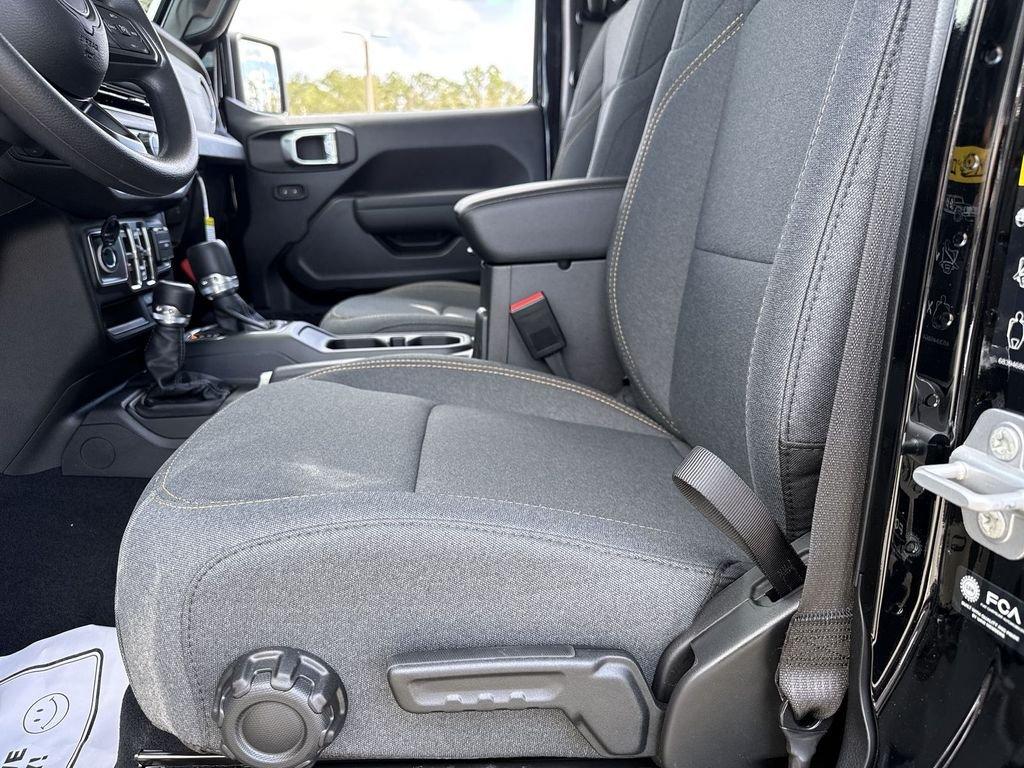 Jeep Gladiator Sport 4X4 - Thumbnail 13