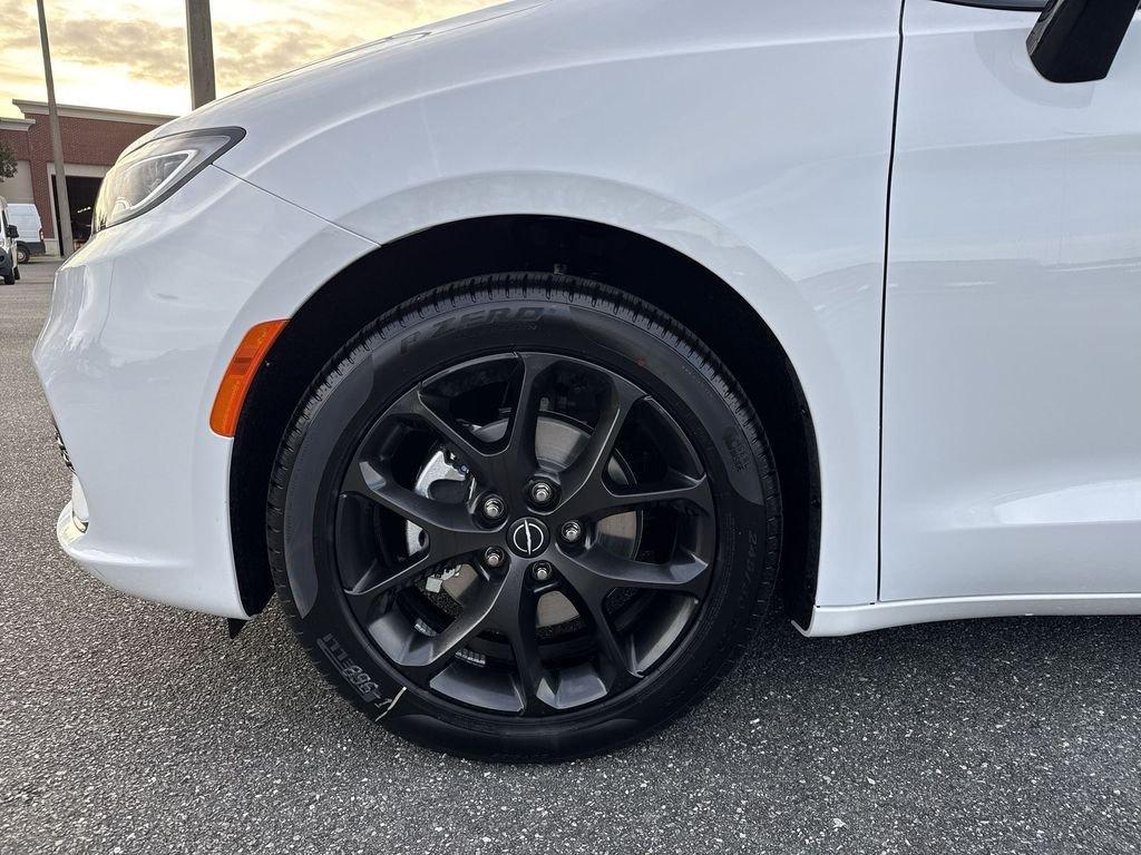 Chrysler Pacifica Limited - Thumbnail 10