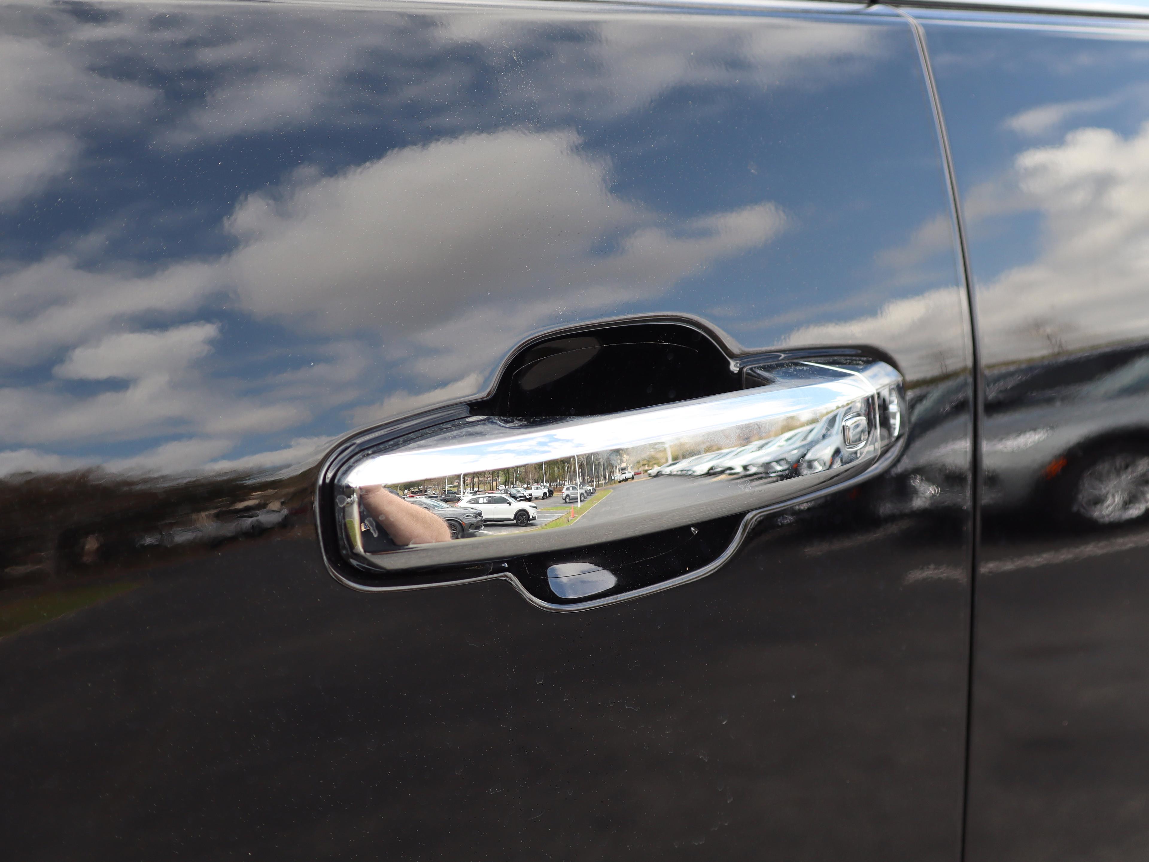 GMC Sierra 2500 Hd Denali Four Wheel Drive Crew Cab - Thumbnail 12