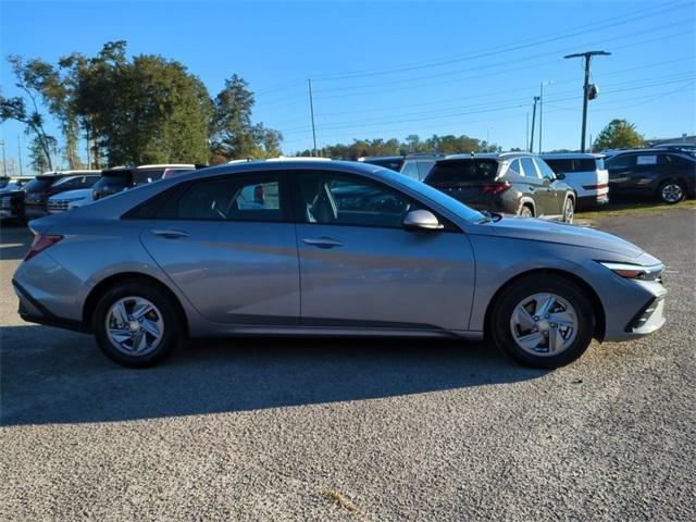 Hyundai Elantra Se Fwd 4D Sedan - Thumbnail 5