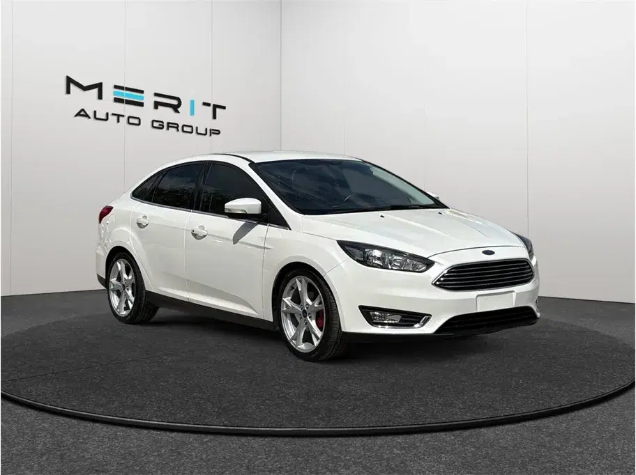 Ford Focus Titanium Sedan 4D - View 1