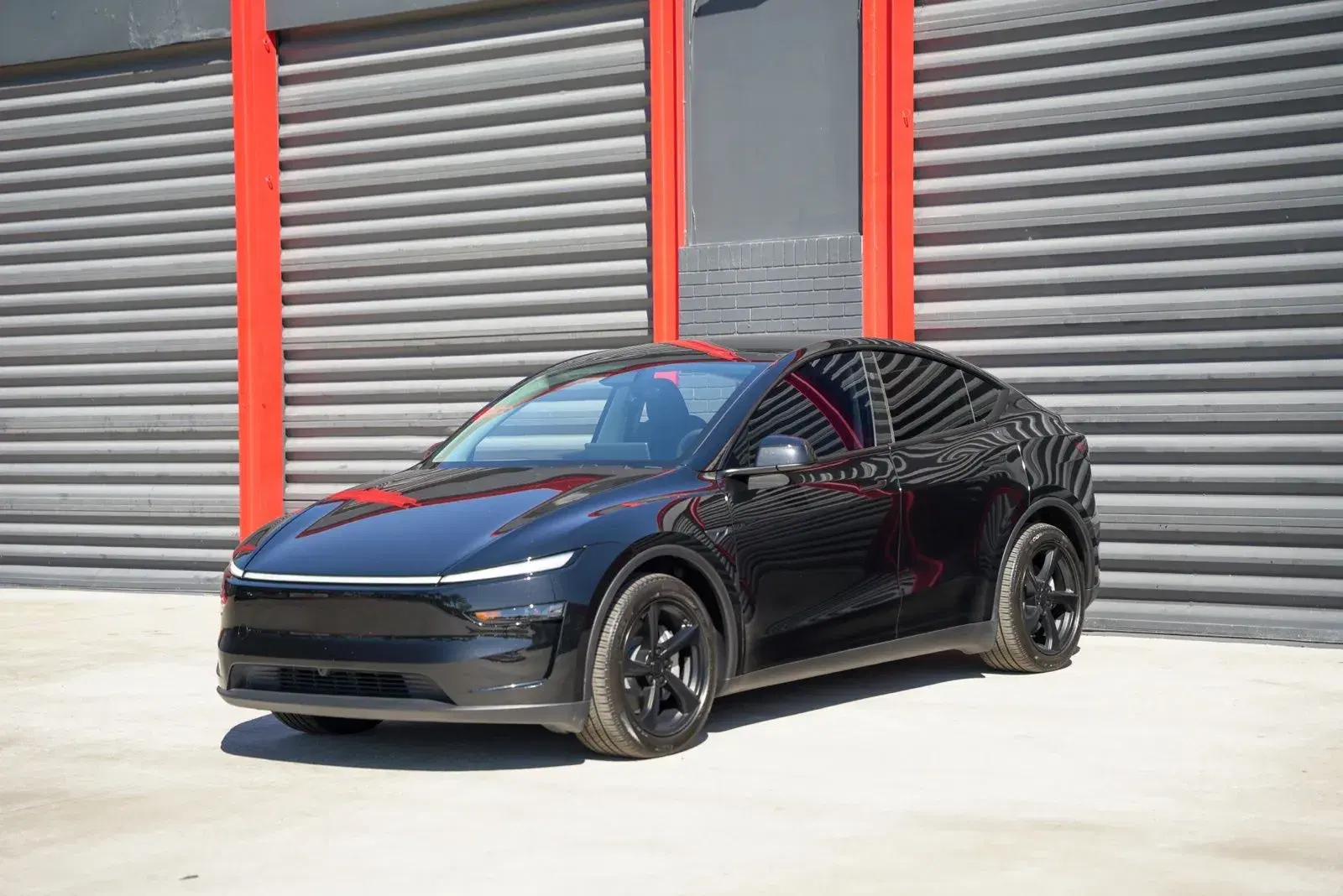 Tesla Model Y Long Range - View 1