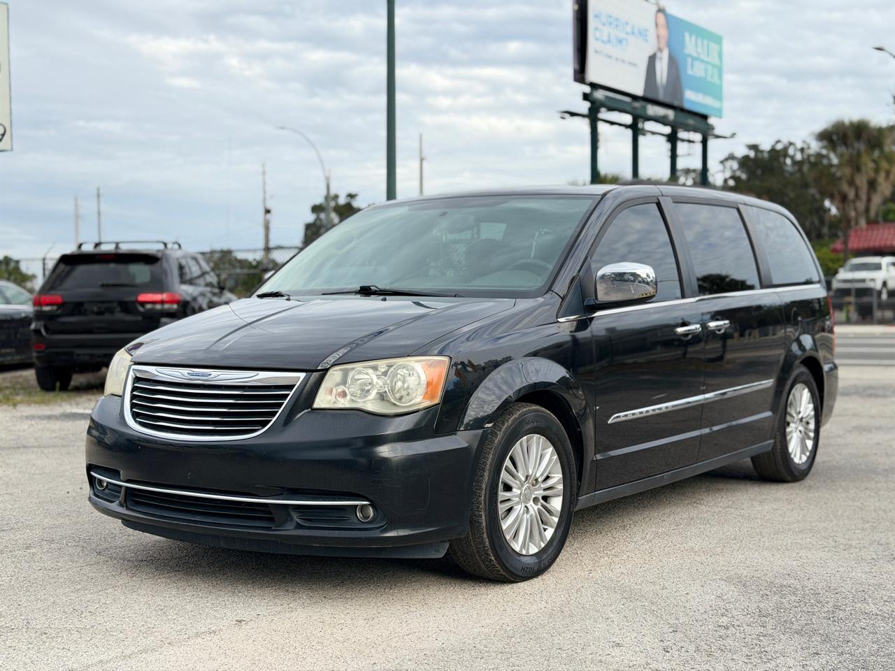 Chrysler Town & Countrytouring-L - View 1